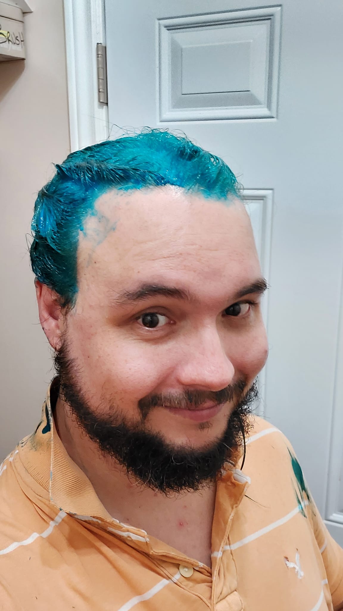 A man with blue die in his hair, photo 2